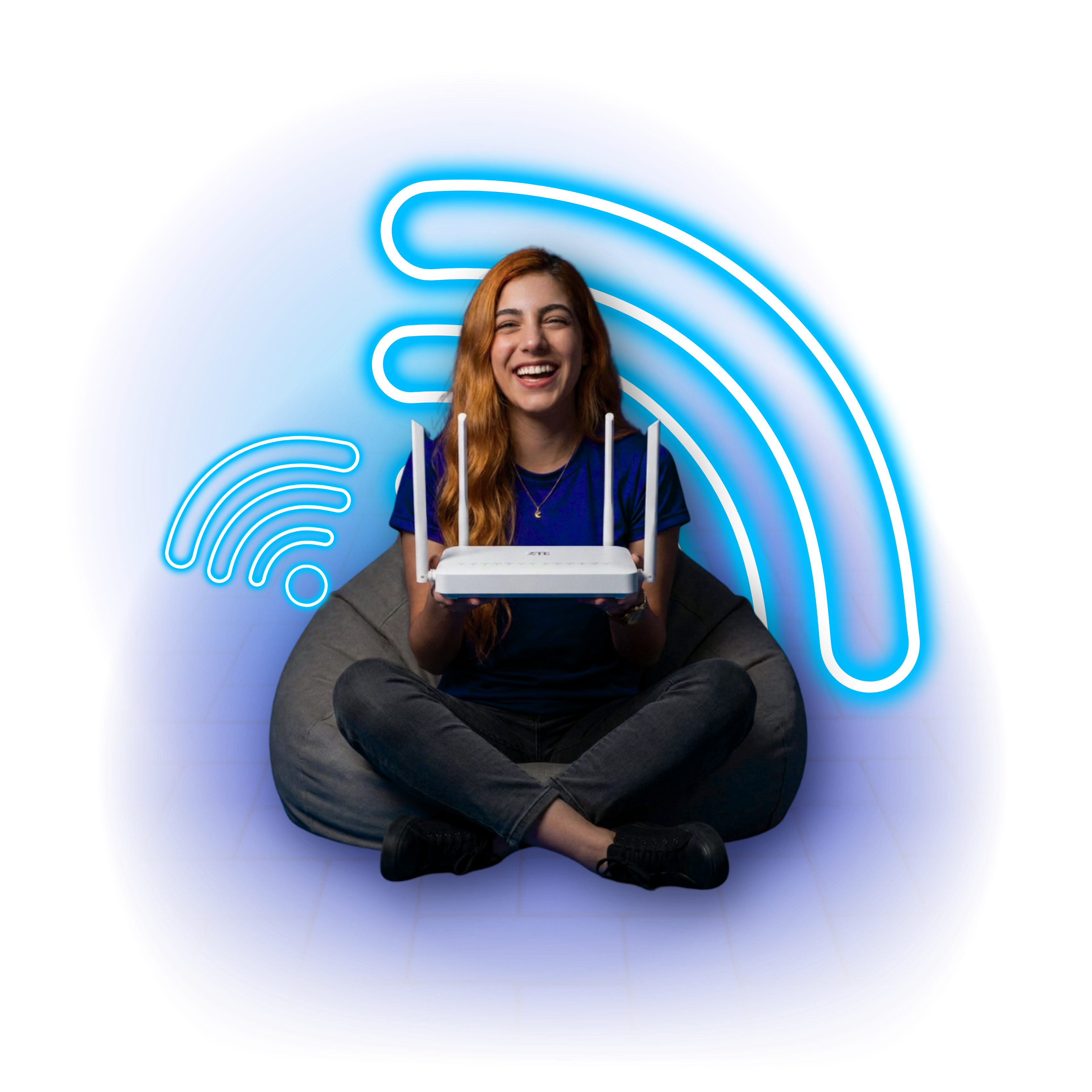 Cliente sorrindo segurando o roteador da LC Virtual Net